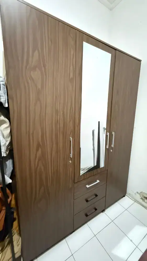 DIJUAL LEMARI 3 PINTU