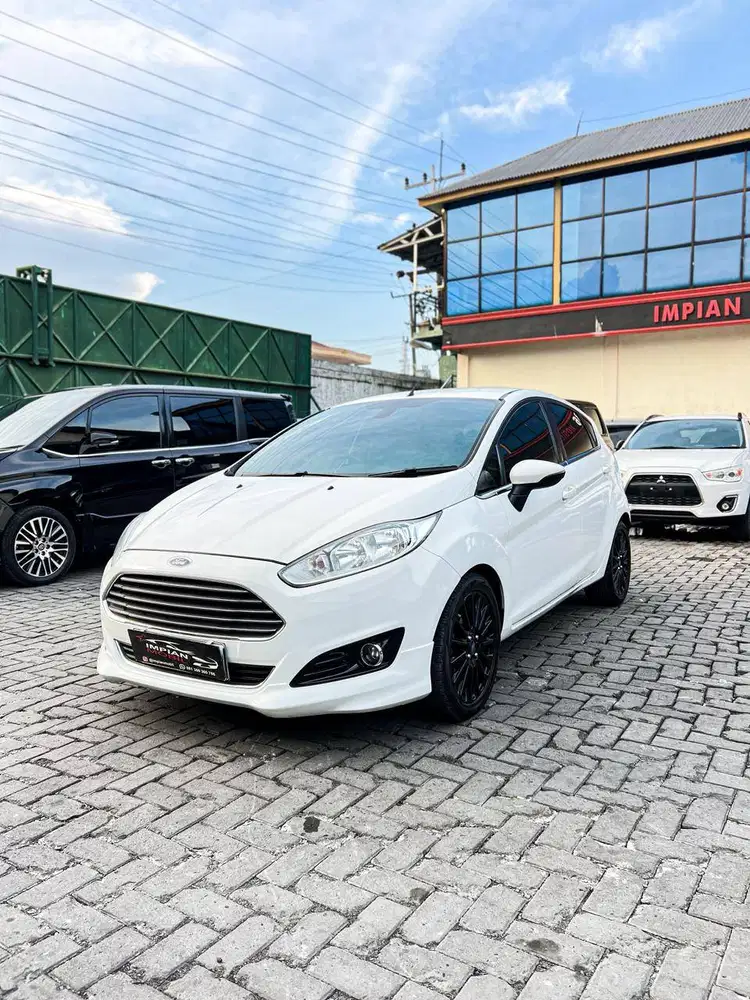 Ford Fiesta 1.0 Turbo Ecoboost A/T Putih 2014  Wuling Alvez Almaz Jazz