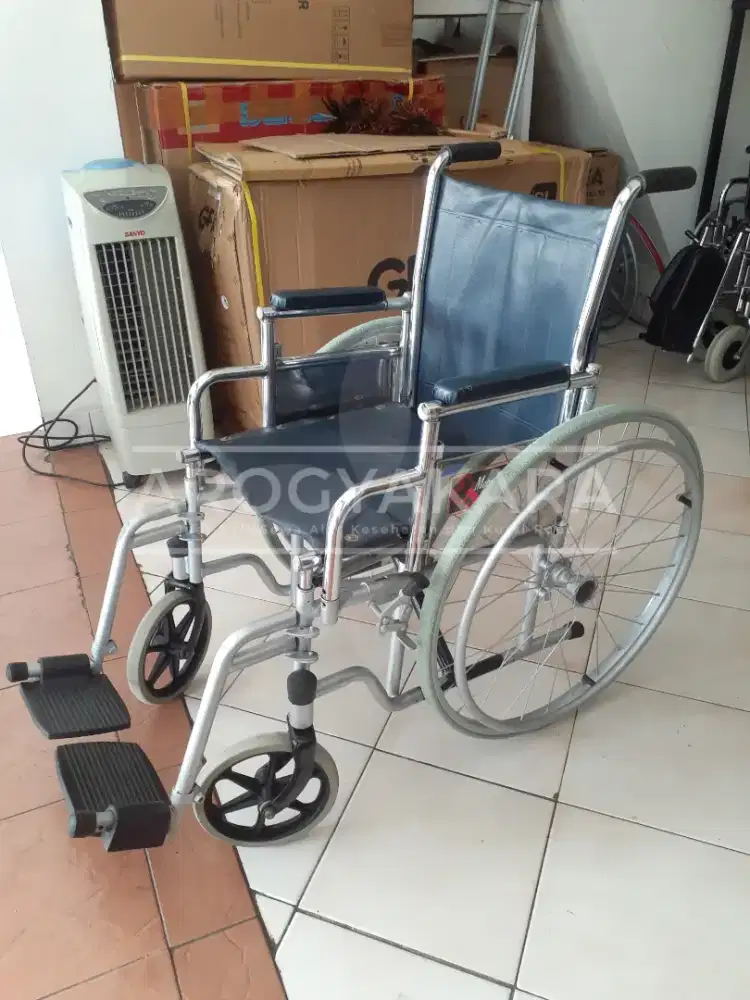 Kursi roda standart bekas