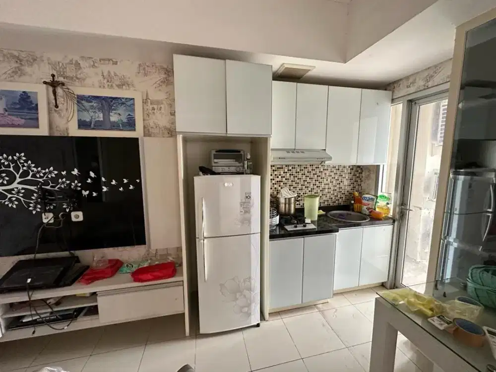 ready disewakan apartemen green lake sunter,tipe 2bedrooms full furnished,view laut priok,hadap utara,AC dan waterheater.27 juta/6bulan