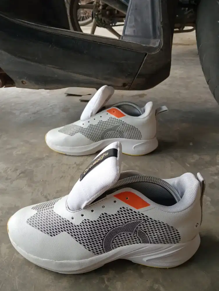 Sepatu Pria dan Wanita