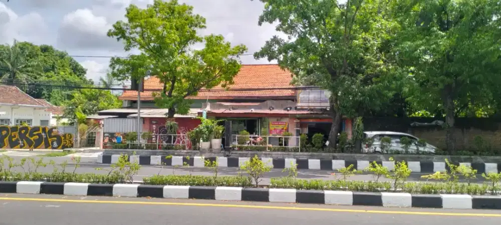 Dijual tanah+bangunan luas 1005m cocok buat restoran dealer usaha lain