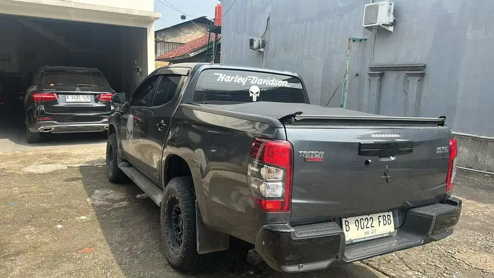 Mitsubishi Triton 2023 warna Abu abu.