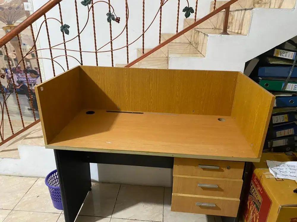 Meja Kantor Bekas