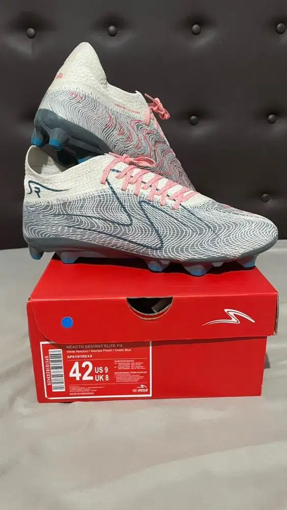 Sepatu bola specs