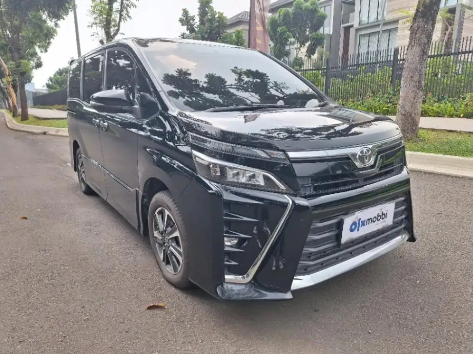DP MURAH Toyota Voxy 2.0 Bensin-AT 2019 Hitam CBICB