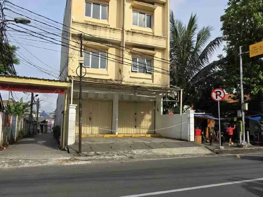 DIJUAL ATAU DISEWAKAN CEPAT RUKO GANDENG 3 LANTAI LOKASI STRATEGIS PINGGIR JALAN BERINGIN RAYA TANGERANG