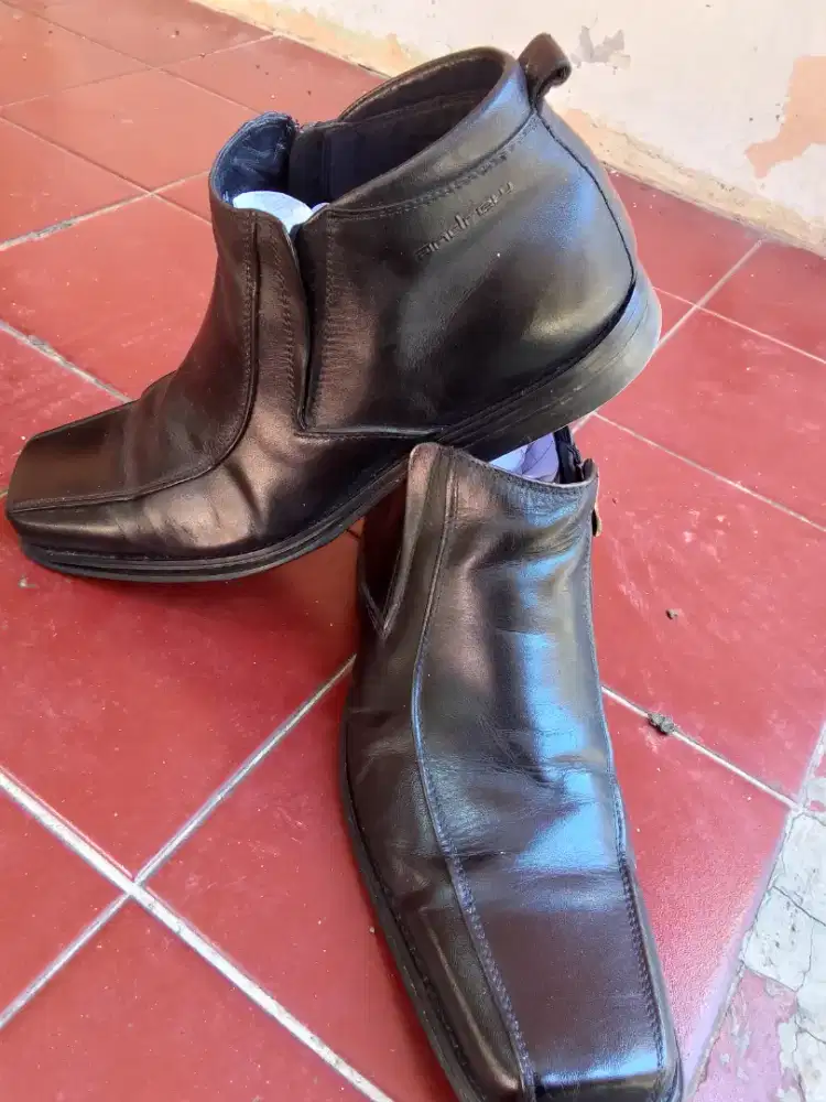 Sepatu boots pria merek Andrew kulit