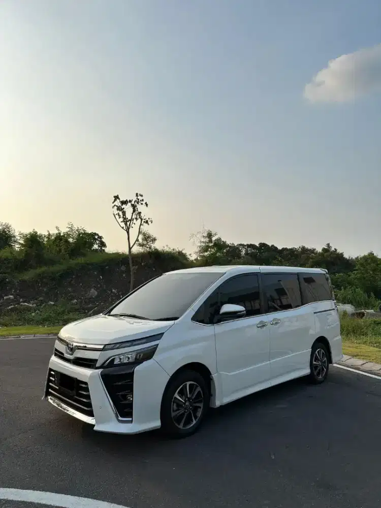 TOYOTA VOXY 2.0 AT 2021