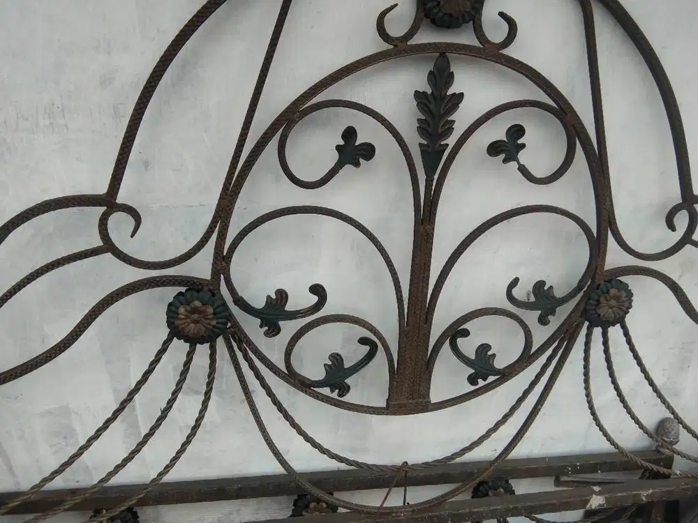 Tempat tidur besi tempa