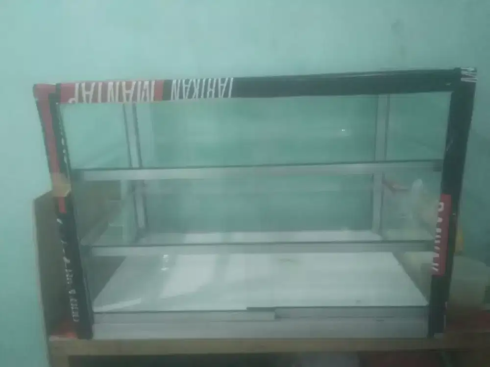 Etalase kaca untuk makanan