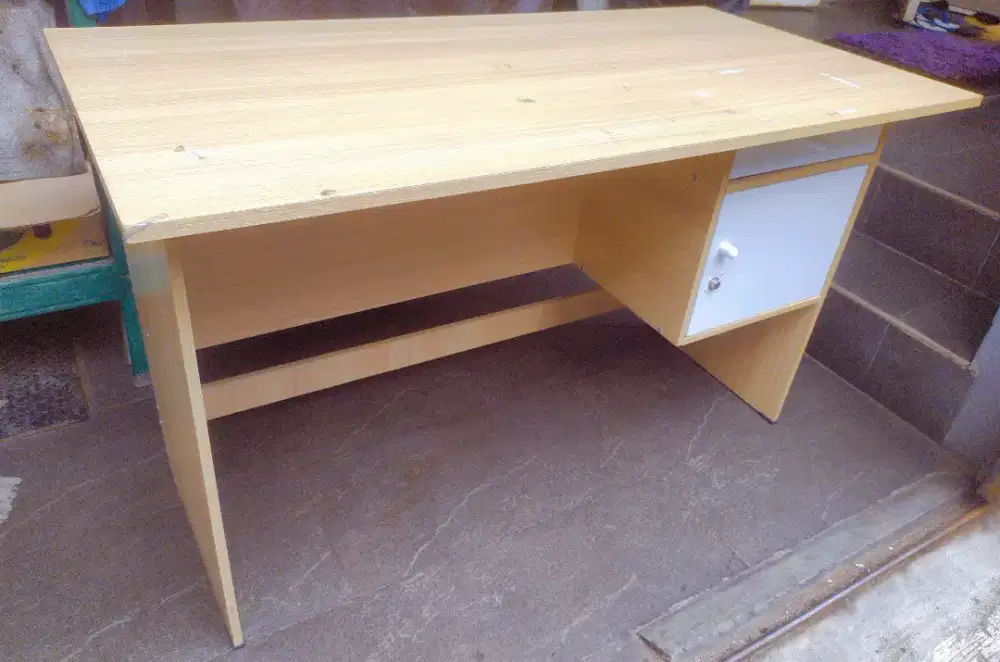 Jual meja kantor uk 120 x 60 x 70 kondisi bagus baik normal murmer aja