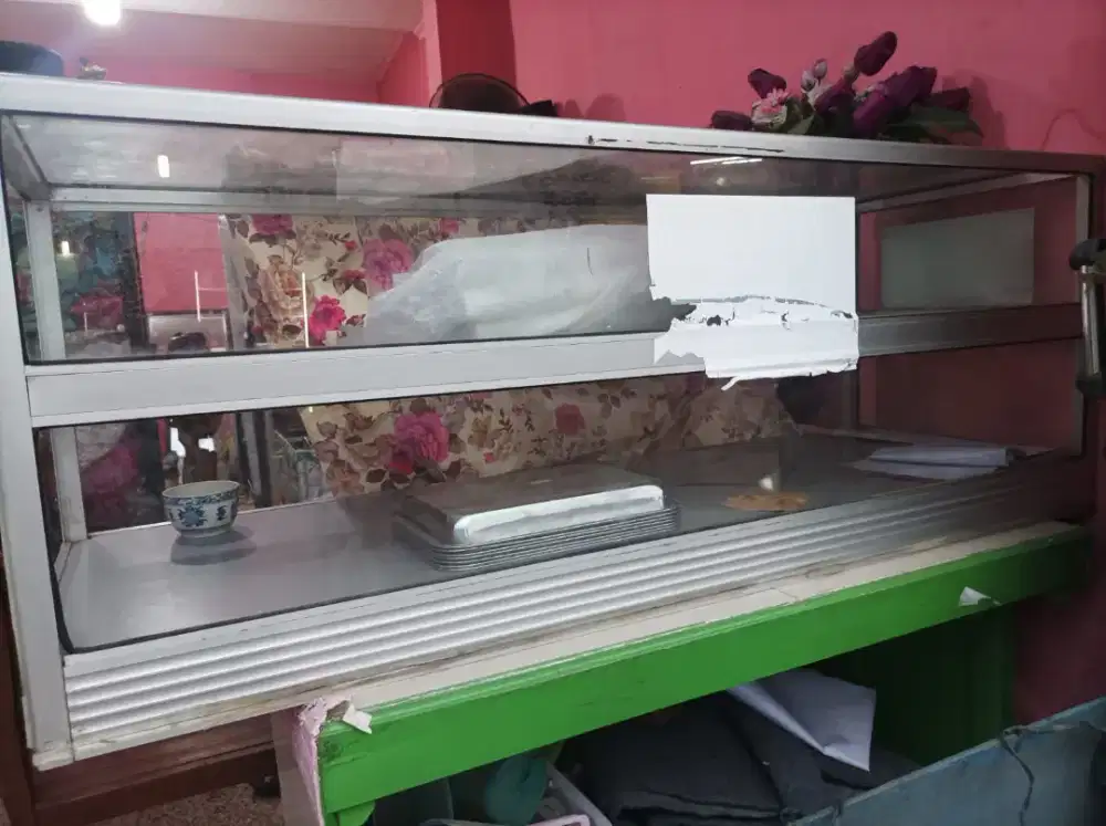 Etalase dijual 1,5x50 lengkap dgn meja 2 tingkat