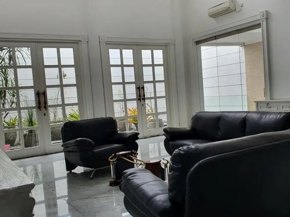 Dijual Rumah Hunian Classih Mewah Semi Furnished Siap Huni Lokasi di Singgasana Raya Bandung