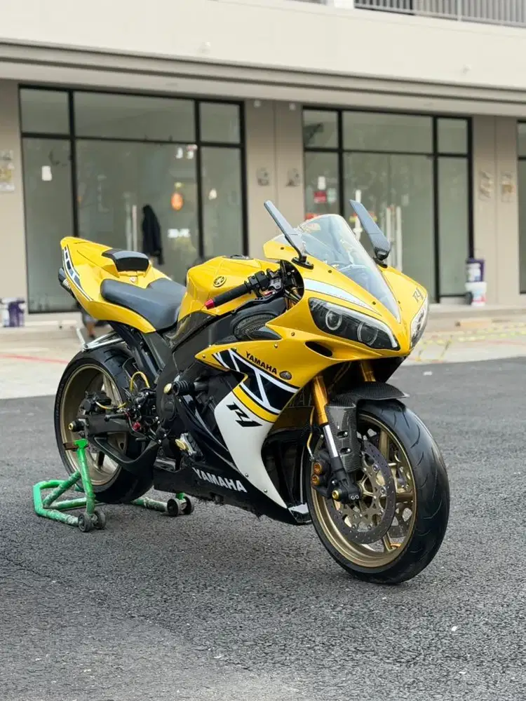 di jual yamaha R1 tahun 2007 aniversary asli kuning langkaa