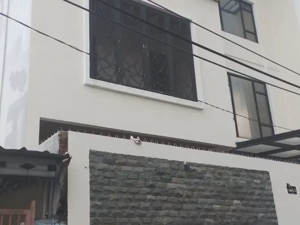 Rumah Luas 3 Lantai 15 Menit ke Terminal Cengkareng Bisa KPR J-41939