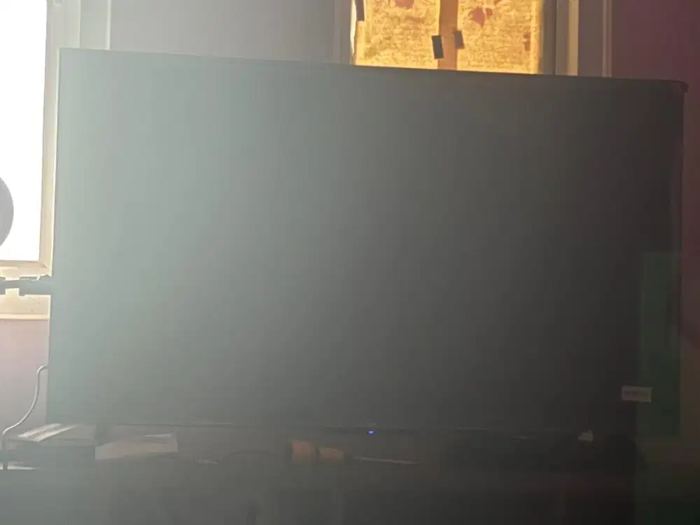 Kipas angin, kulkas, dan televisi dijual.