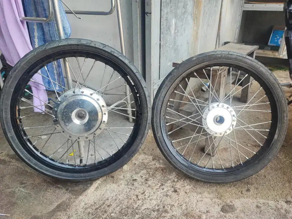 Ban dan velg motor