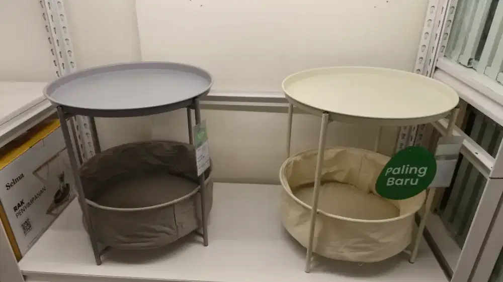 Meja sudut minumalis