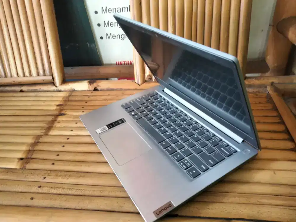 Lenovo ip slim3/AMD 3020E/RAM 4gb/SSD256gb /vga AMD RADEON/siap pake