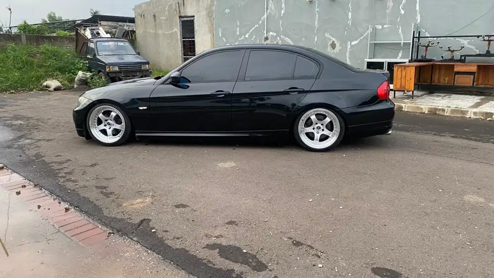 BMW 320i 2010 Bensin