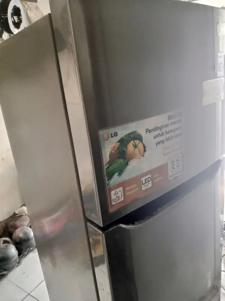 Dijual kulkas dua pintu bisa nego tipis