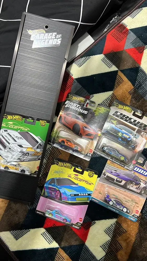 Hotwheels Premium 8 Item