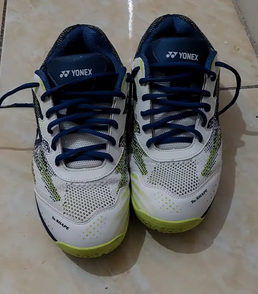 Jual sepatu dan raket badminton