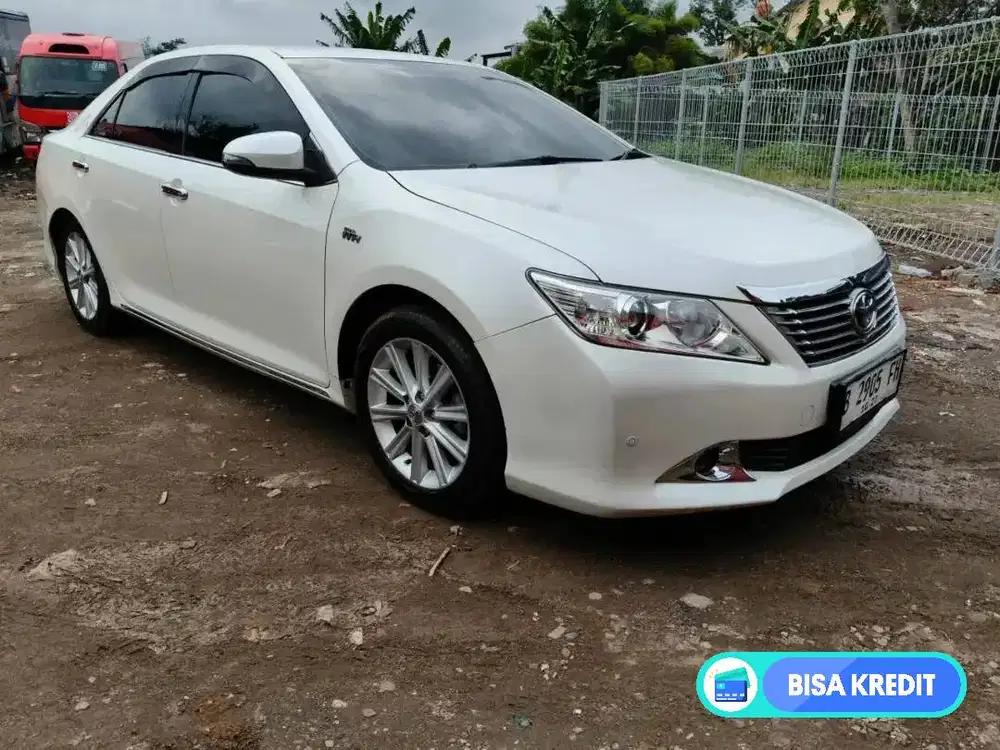 Camry V 2.5 at putih