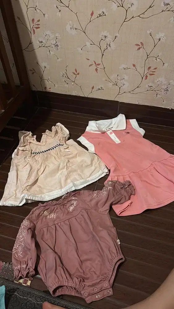 Baju bayi perempuan