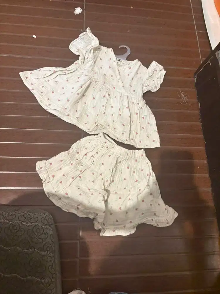 Baju bayi perempuan