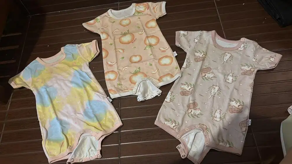 Baju bayi perempuan