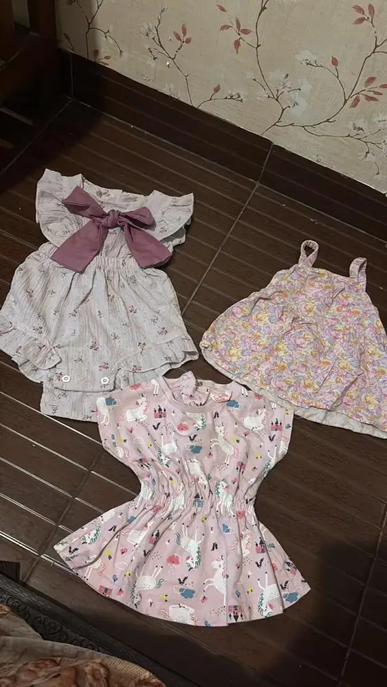Baju bayi perempuan