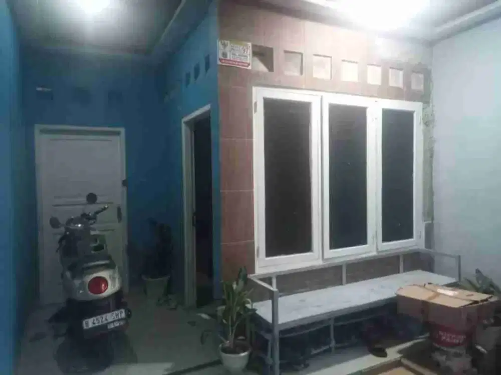 dijual rumah 2 lantai full dak di kampung Gedong Pasar Rebo Jakarta Timur