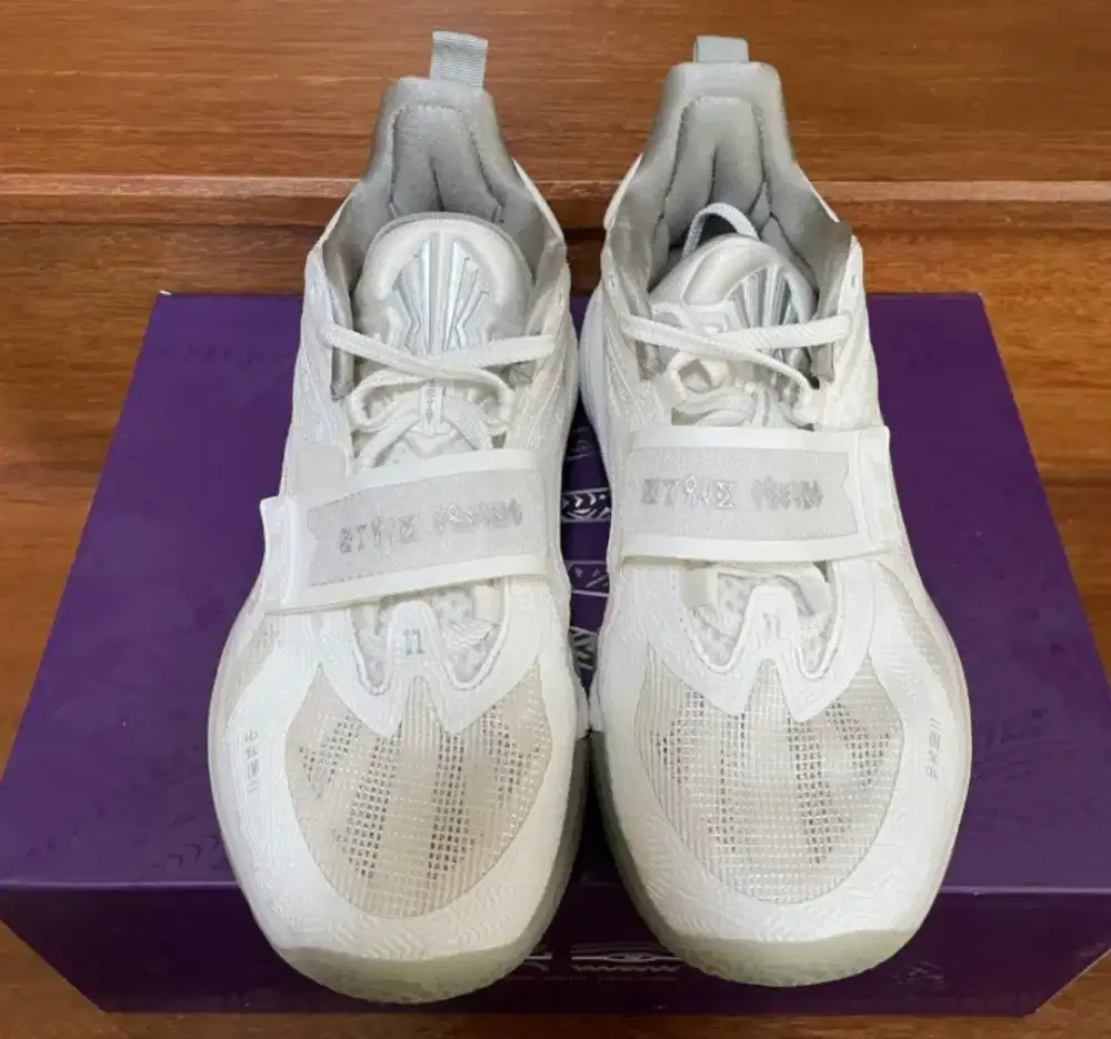 Sepatu basket anta kai white ghost size 42.5