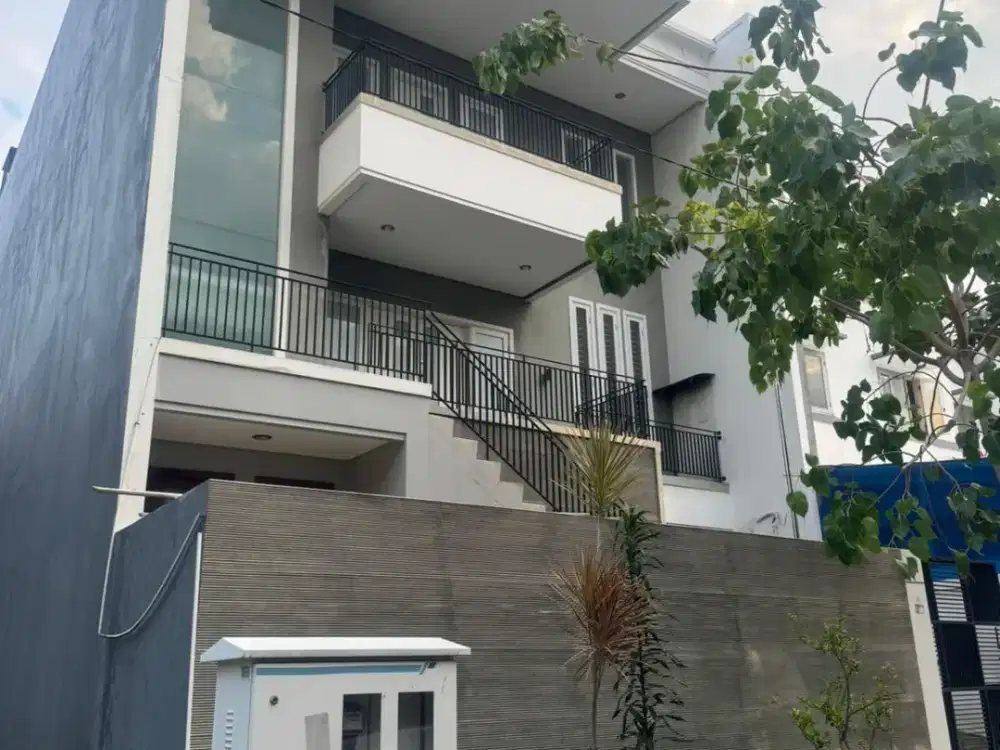 Rumah 3 Lantai Semi Furnished Siap Huni di Grisenda Jakarta Utara