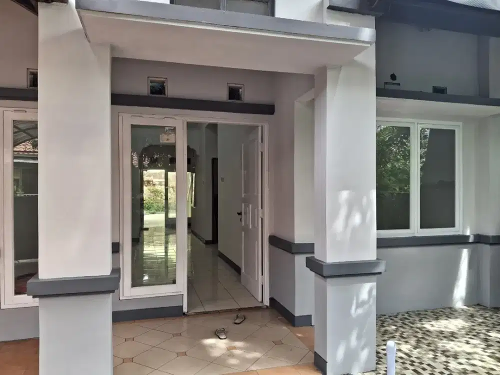 Rumah Luas 234m2 Bagus Siap Huni di Cluster Adenium Harapan Indah Bekasi - Akses Mudah