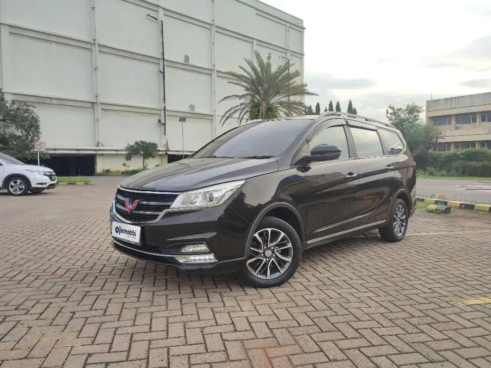 TERMURAH Wuling Cortez 1.8 C Bensin-AT Hitam 2018