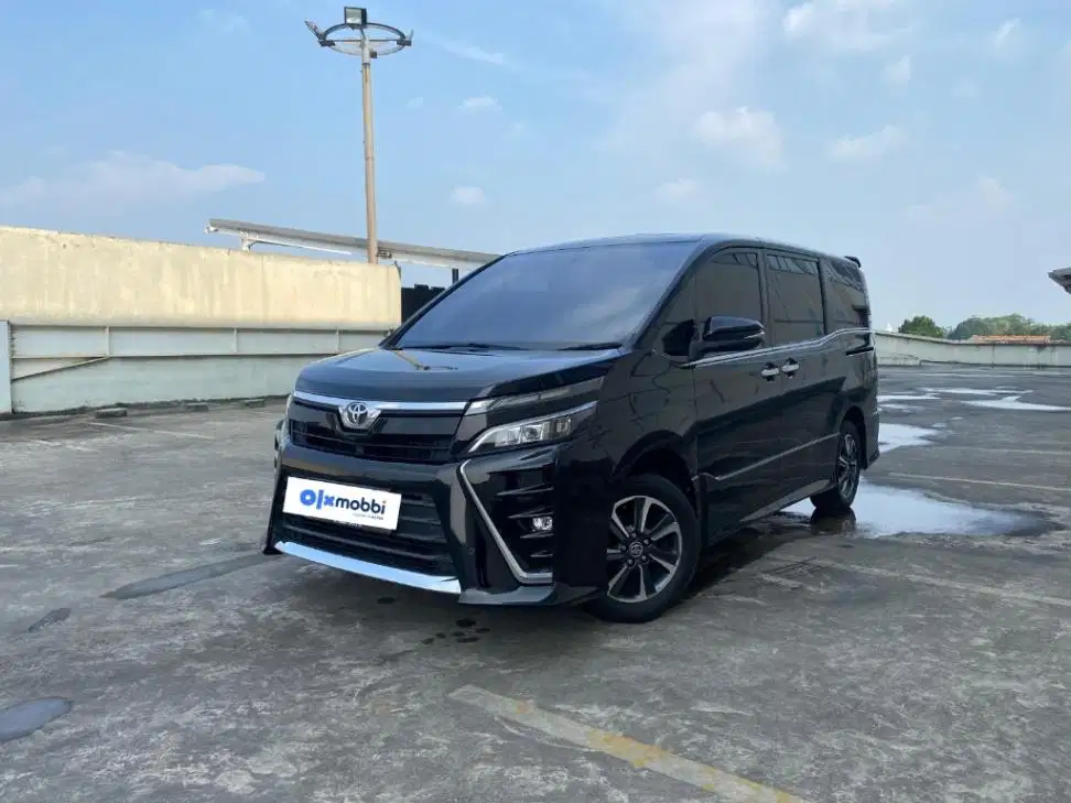 DP MURAH Toyota Voxy 2.0 Bensin-AT 2020 Hitam CUOSB