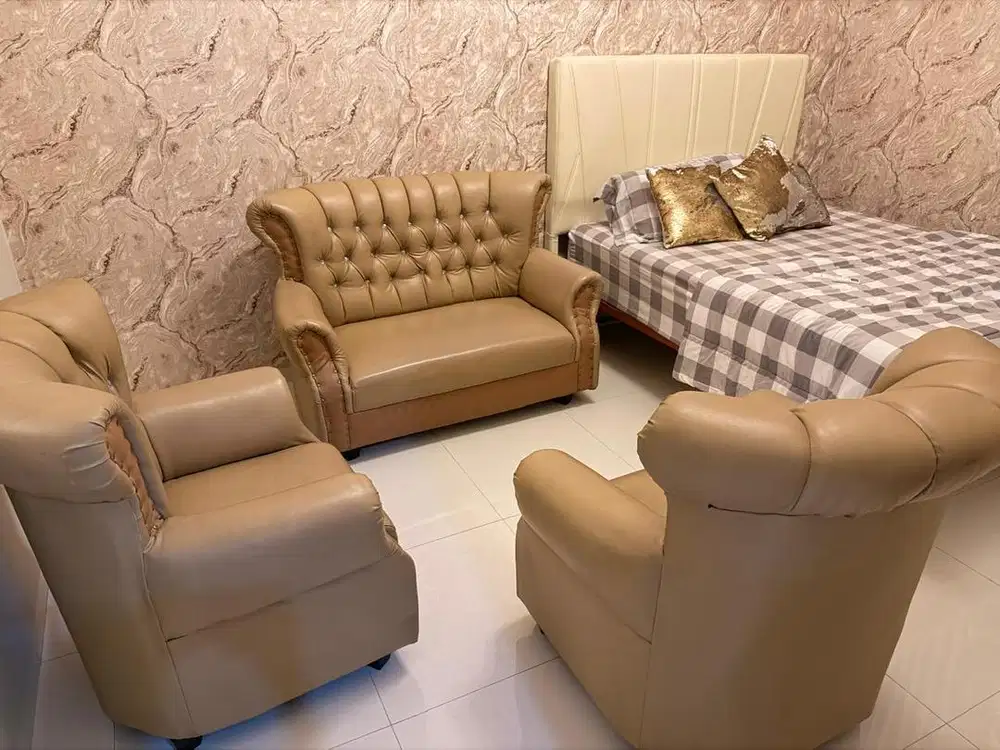 Dijual cepat sofa set. Model 211 seat. Kondisi masih sangat bagus.