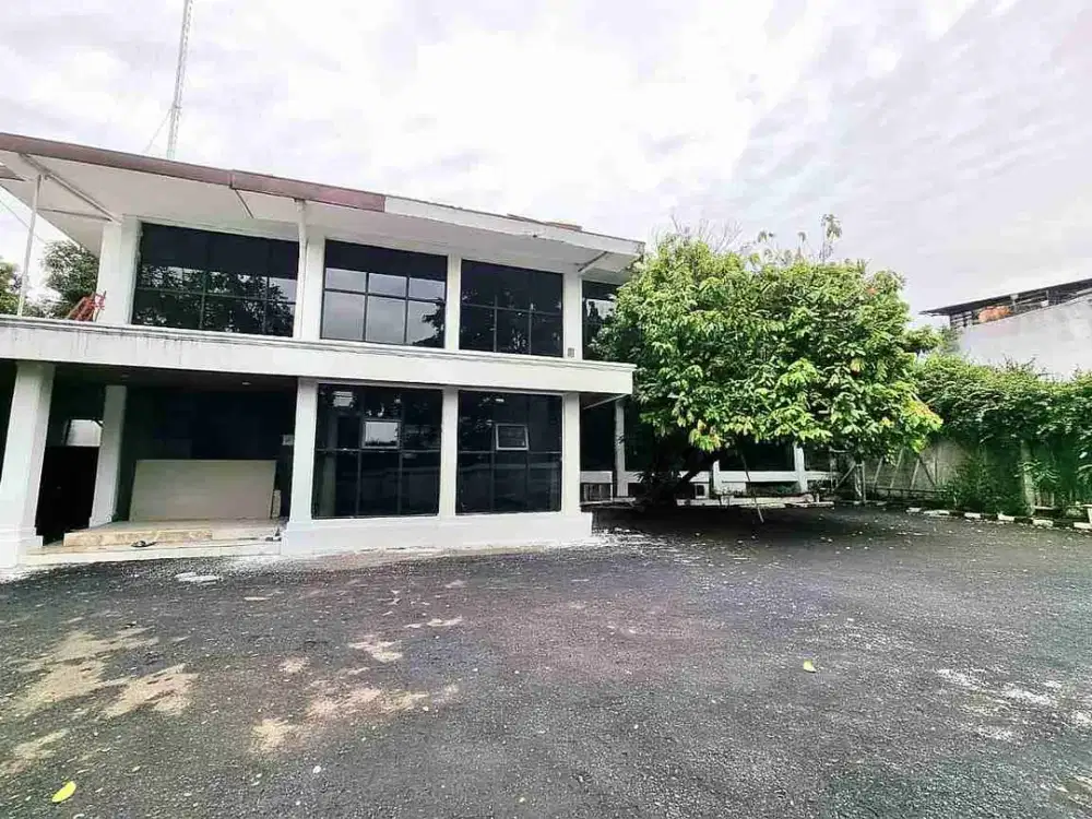 Rumah Besar 2 Lantai dan Parkir Luas di Kemang