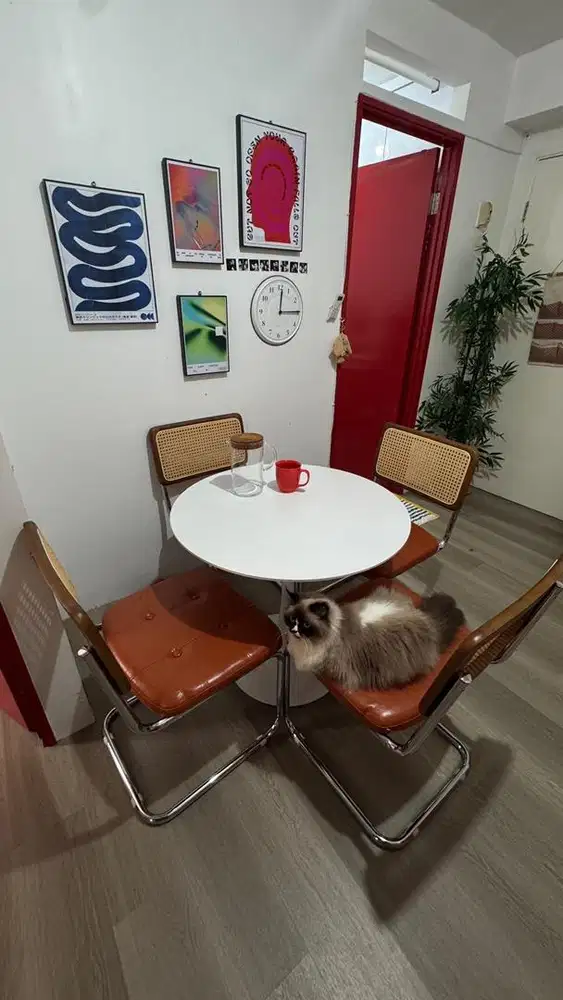 4 kursi 1 meja bundar