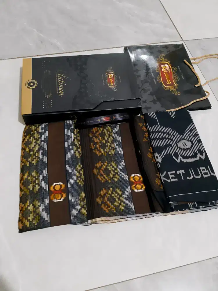 Sarung Ketjubung platinum gold