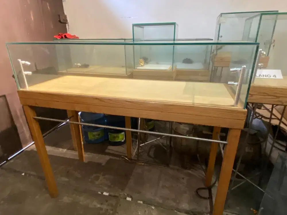 Display kaca tebal meja kayu solid heavy duty / etalase