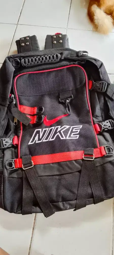 Tas dan sepatu  sisaan tutup toko