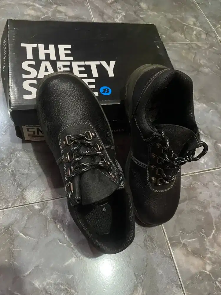 Sepatu safety bata