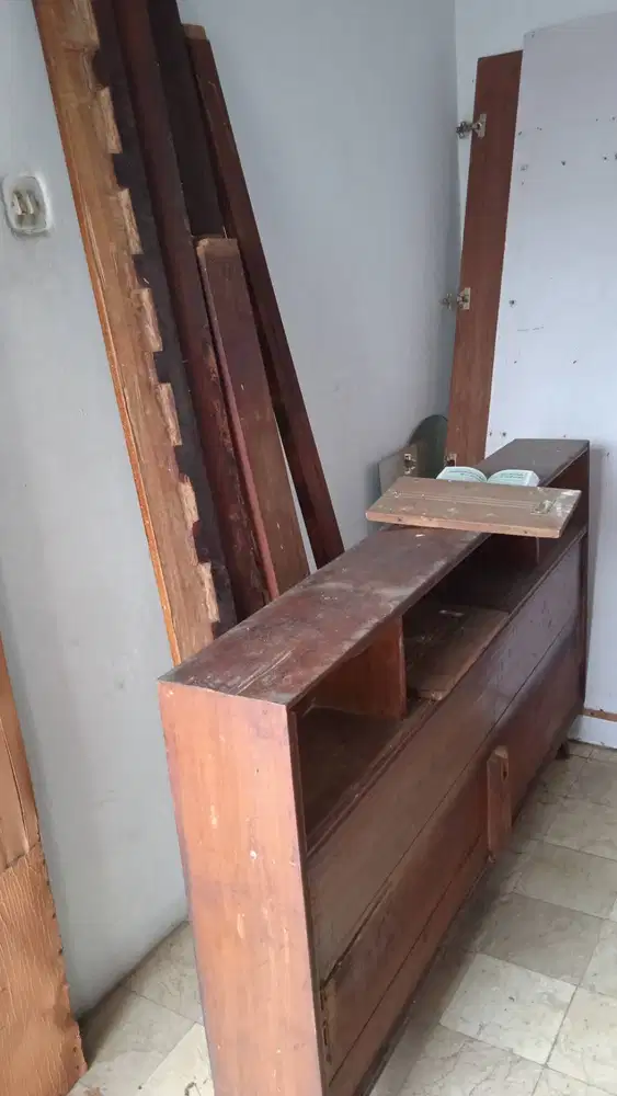 Dipan kayu jati bekas