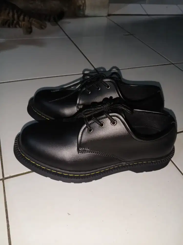 Sepatu model docmart 1461