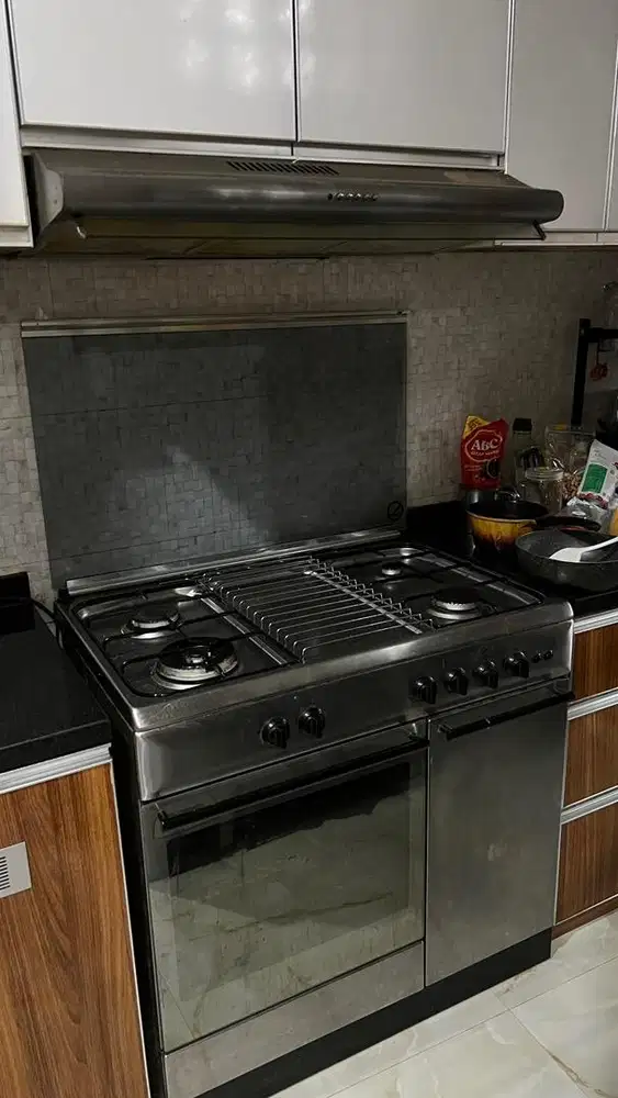 1 set Kompor 4 tungku oven dan penghisap asap