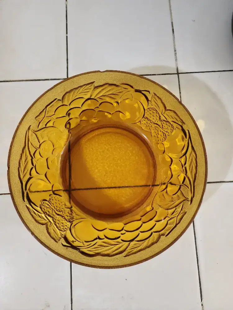 Mangkuk Saji Kaca Amber Motif Buah (Amber Glass Fruit Harvest Bowl).